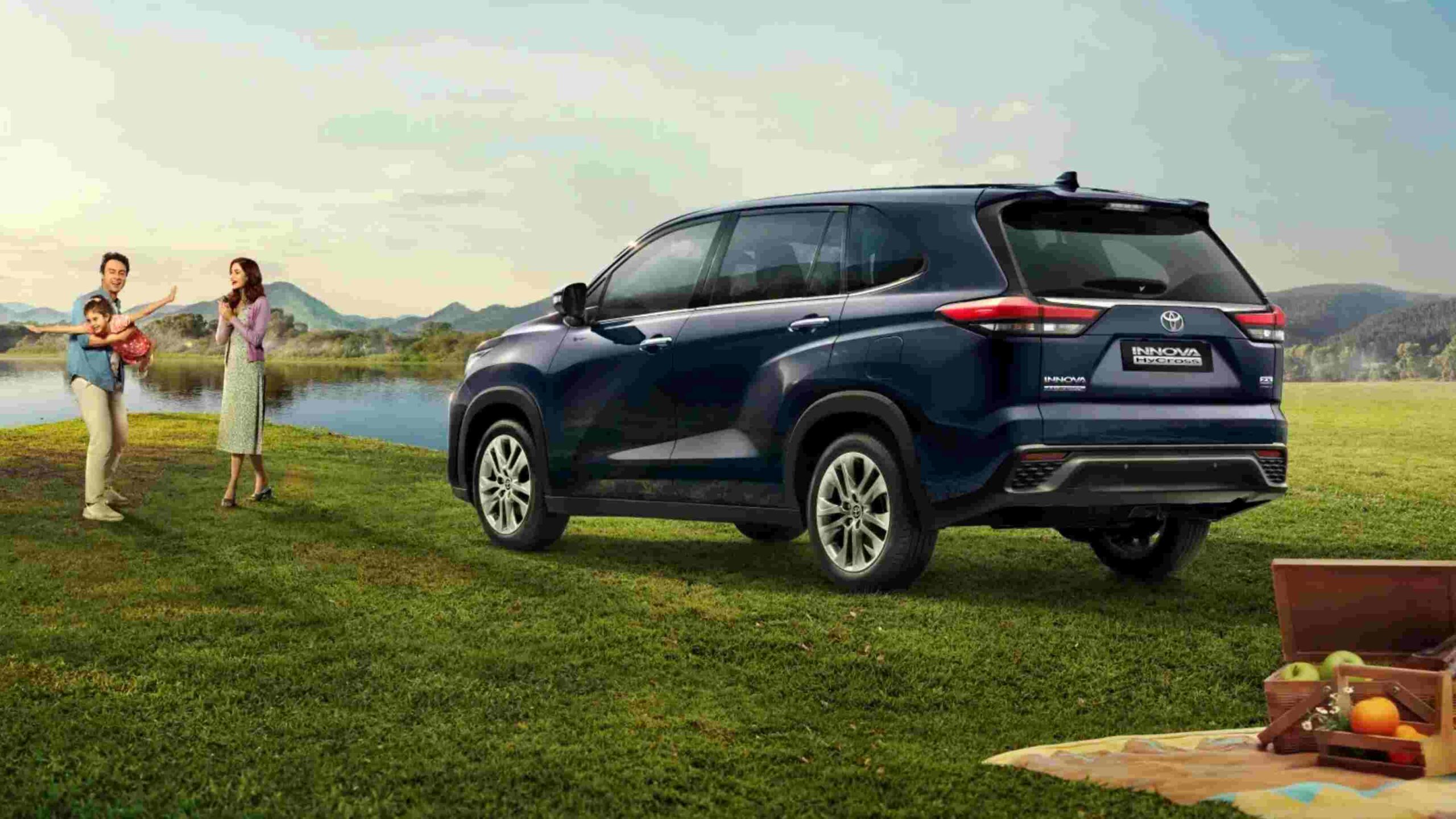 Toyota inova hycross फैमिली के लिए बेहतरीन फीचर्स वाली शानदार 8 सीटर कार।